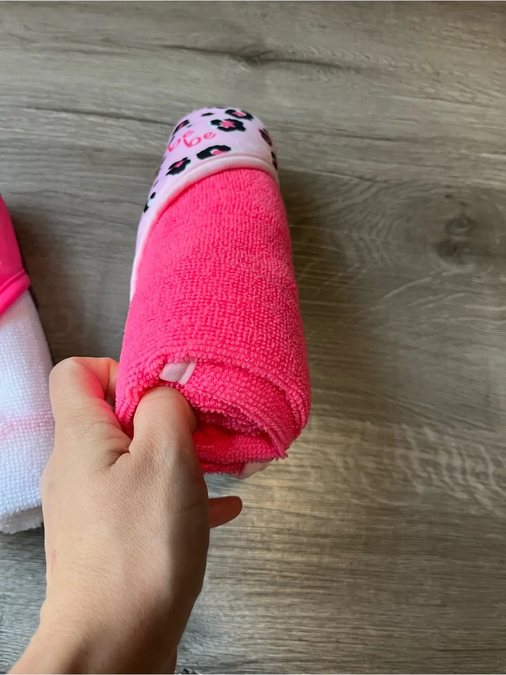 bebe Two-Pack Hooded Towels in Hot Pink & Light Pink Leopard